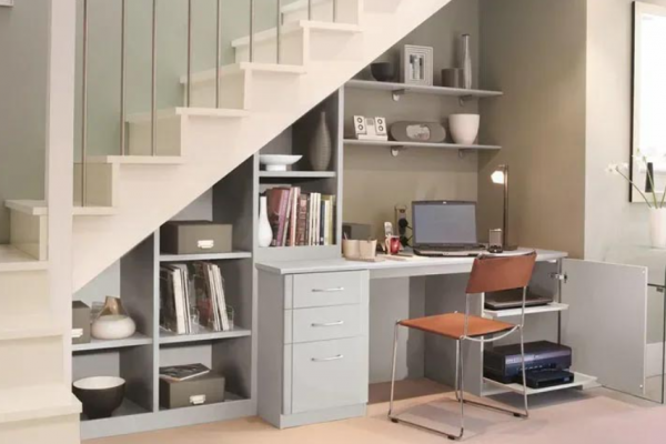 Lemari bawah tangga dengan meja kerja yang terintegrasi